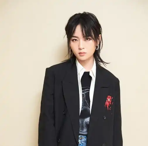 周笔畅近照,终于有女人味了!可网友却说:脸变了!