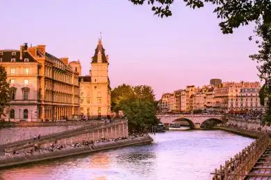 黄昏夕阳下的法国巴黎塞纳河畔