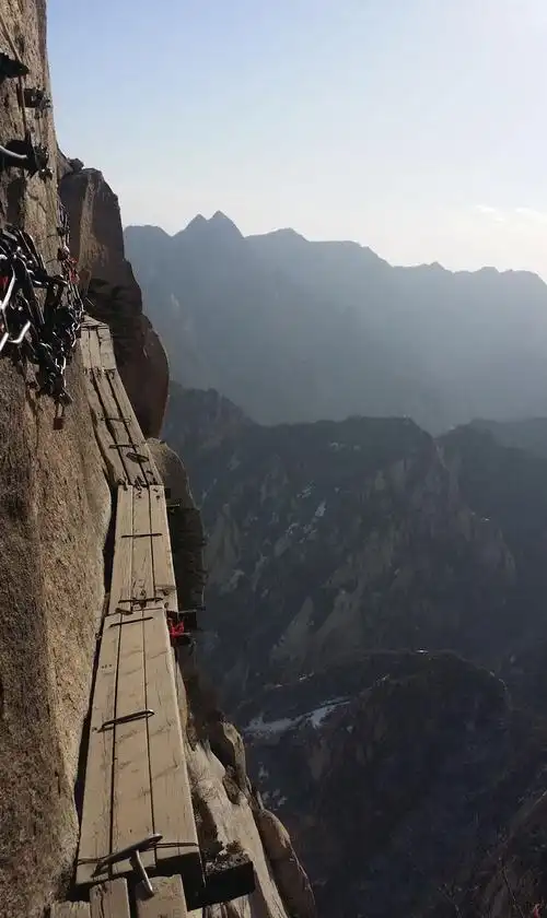 带你近距离体验华山第一险的长空栈道,惊险,惊心动魄!