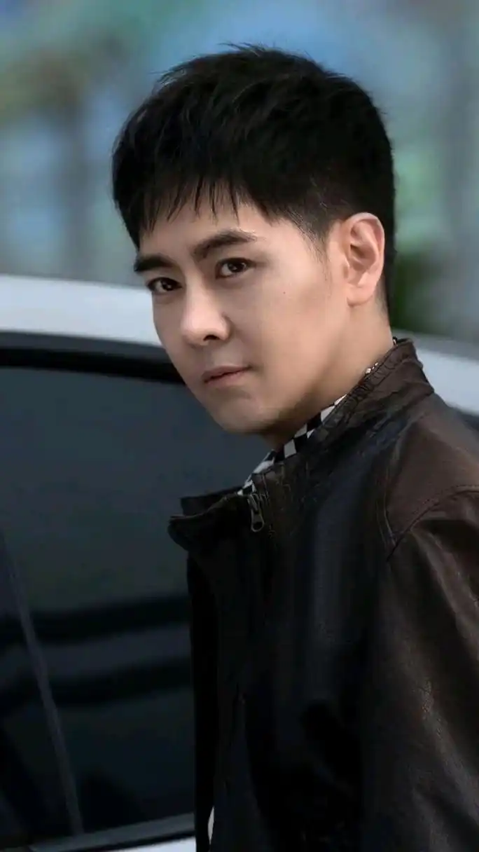 林志颖经历了严重的车祸,已经帅不回从前了.从照片来看,他的脸有点怪,