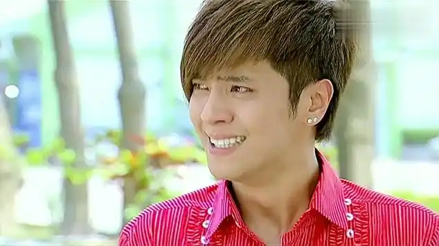 宝珠在墙上画达浪的模样,薛海在她背后热泪盈眶,感动|海派甜心|罗志祥