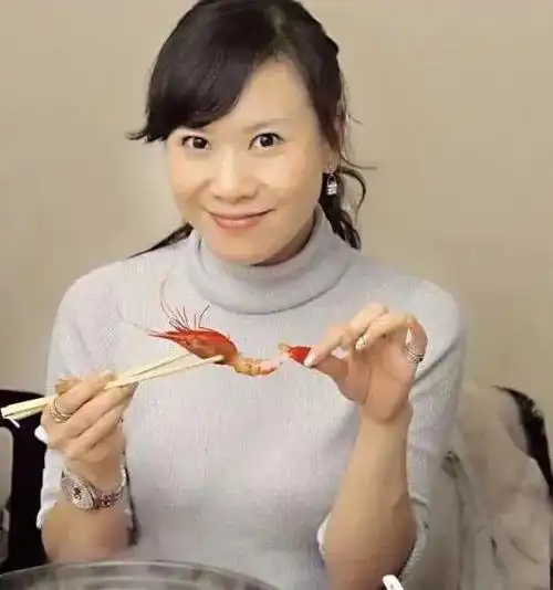 45岁房海燕近况曝光因参加富豪寿宴被开除如今她在干什么