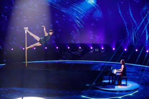 海上杂技师独臂倒立弹钢琴绸吊虞姬惊艳演绎千古绝恋