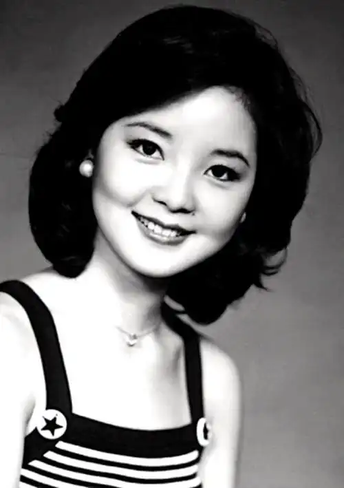 1980年获得台湾金钟奖最佳女歌星奖.