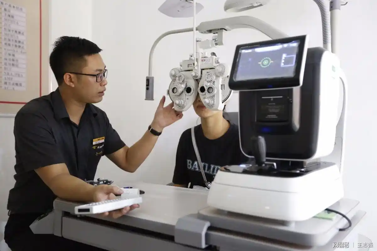 验光师为配镜的教师们检查视力