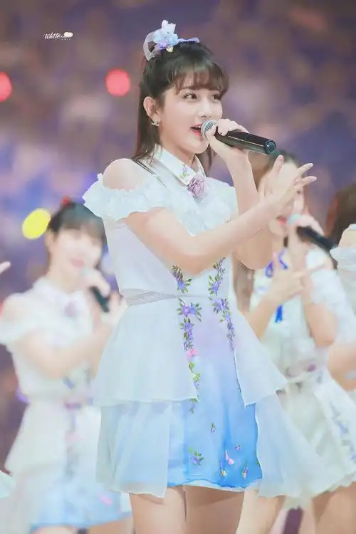 李艺彤 yitong li的图片