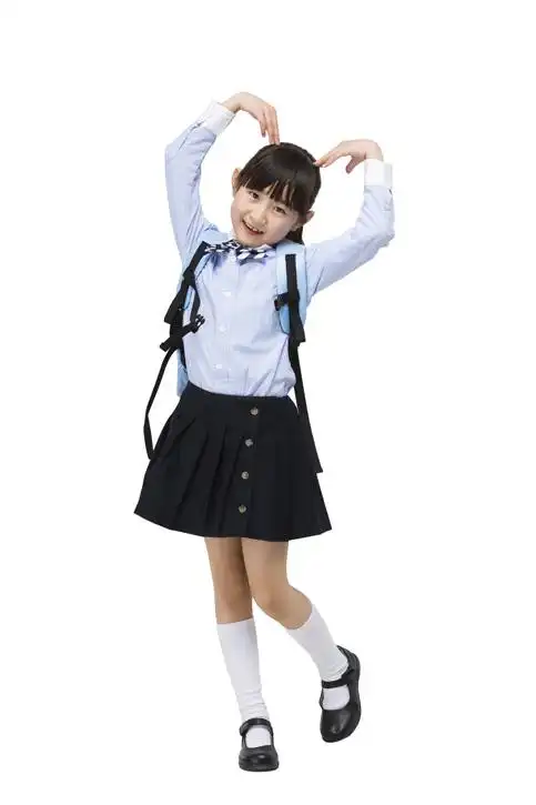 小学生背着书包