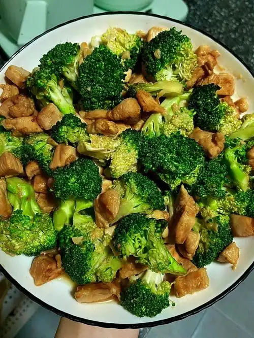 在轻食店打工的舍友教我做06西兰花炒鸡胸肉