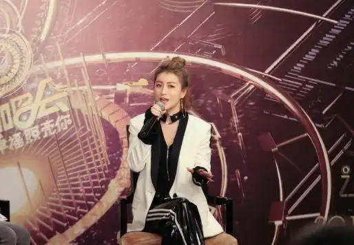 她参加好声音一夜成名出道后却一直不温不火30岁生活幸福