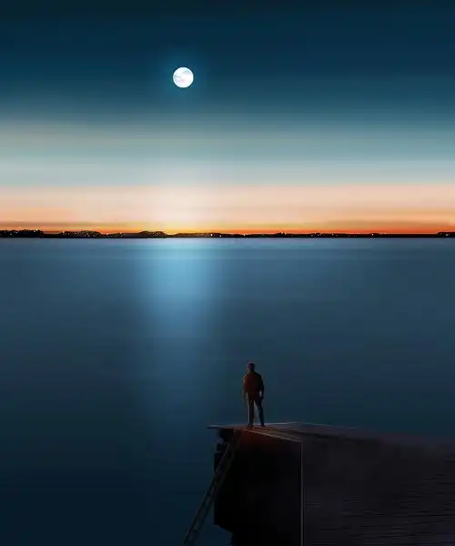 站在海边码头上等人的男人插画