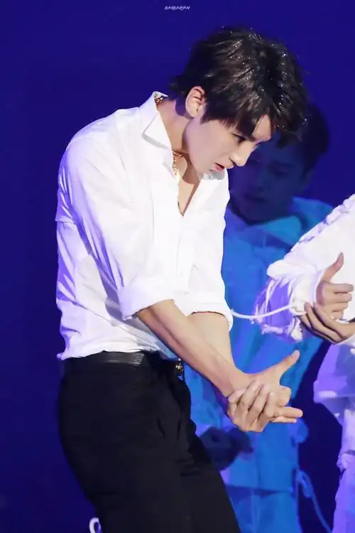 王俊凯分享171008王俊凯性感锁骨惹人醉骄傲少年动情舞