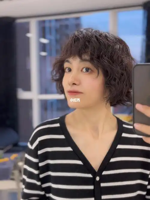 短发羊毛卷刘海周围是关键