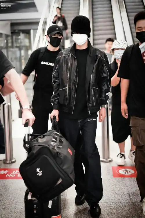 王一博最新机场照 帽子捂的好严实 看起来像是漂发了#王一博染发了