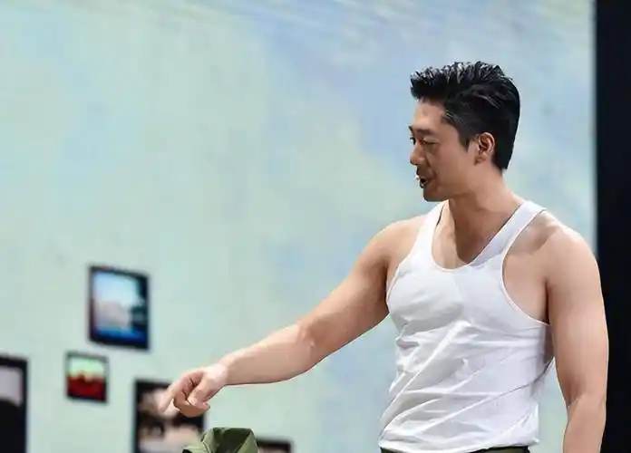 原创看看凌潇肃才发现他在和姚晨的婚姻里是有多么憋屈