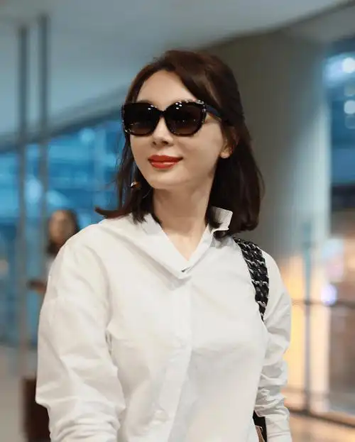 原创陈数穿白色衬衣打扮时尚精致现身独特气质惊艳了岁月