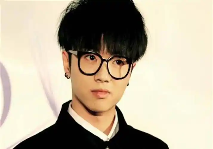 原创张碧晨点赞华晨宇两人将在无婚姻的状态下共同抚养孩子