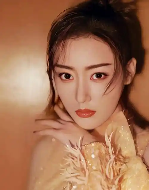 张天爱身穿金色长裙,美丽甜美,充满冒险精神!_图片_网络_入侵