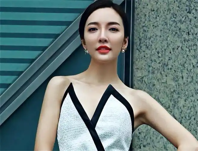 回顾王励勤前任曾相差9岁热恋分手后嫁富豪今37岁身材火辣