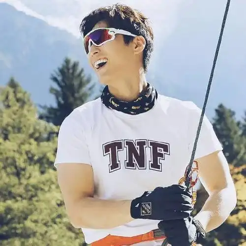 窦骁配不上赌王千金?看完这个大胸照,我沉默了.