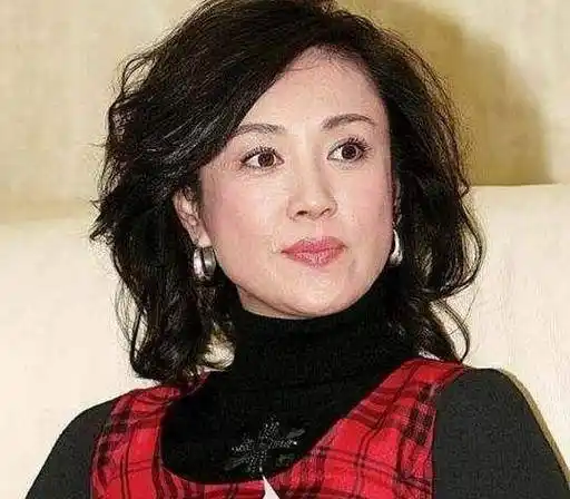 80年代红到发紫的美女明星傅艺伟,今55岁素颜被曝光形象"崩塌"_妲己