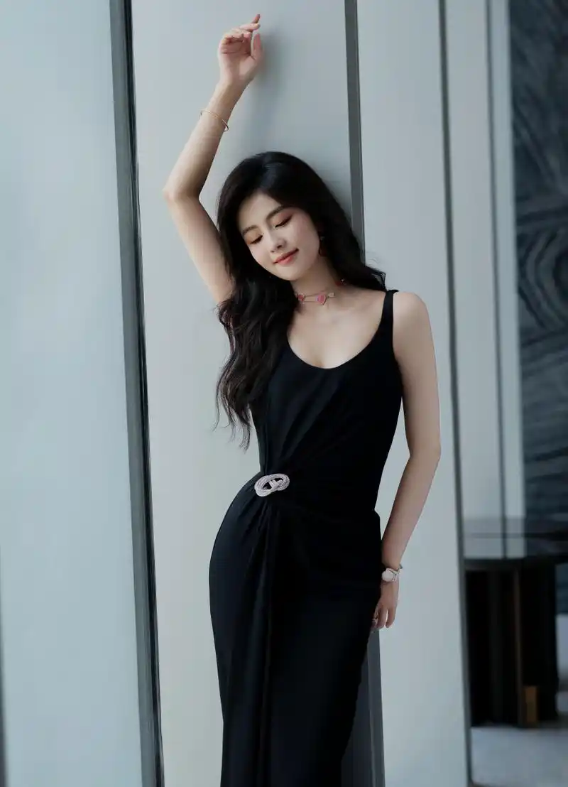 白鹿黑色抹胸吊带礼服出席chopard萧邦品牌活动,这几张超爱,鹿鹿太美