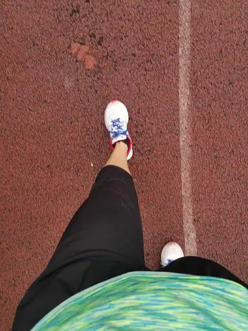 02公里, 21分23秒  获得了r2等级  刷新了最快跑步配速的个人纪录