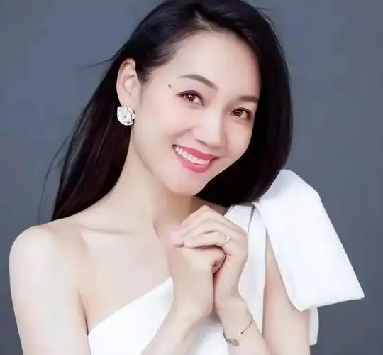 著名美女主持人周群,嫁给神秘老公生下三个孩子,50岁仍似少女