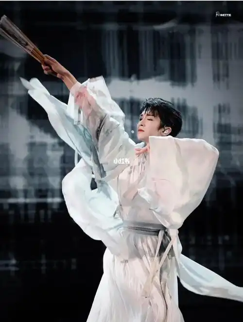 但其实真正了解他的时候还是在王牌对王牌上面认识的,因为我是王牌的