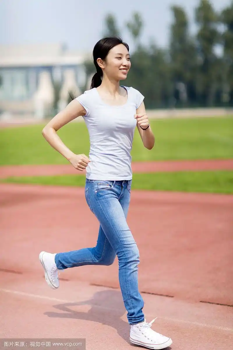 跑步的女同学