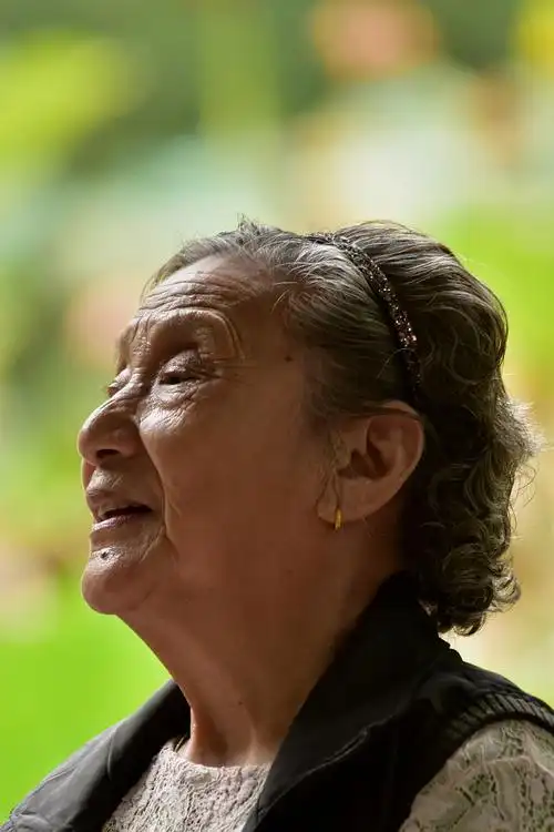 精神矍铄的老太太(人物抓拍)