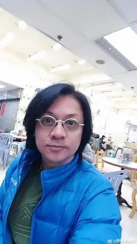 55岁尹天照罕见上节目,长发依然锐气不减,照顾患癌妻子隐退多年