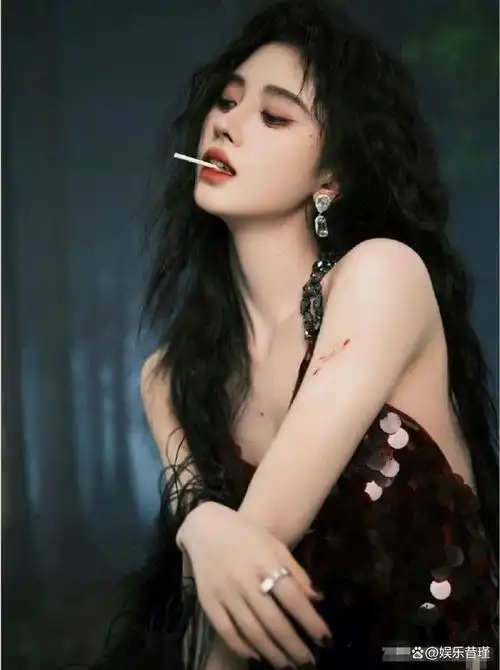 作为中国女团snh48的成员,鞠婧祎不仅拥有迷人的外貌,而且凭借出色的