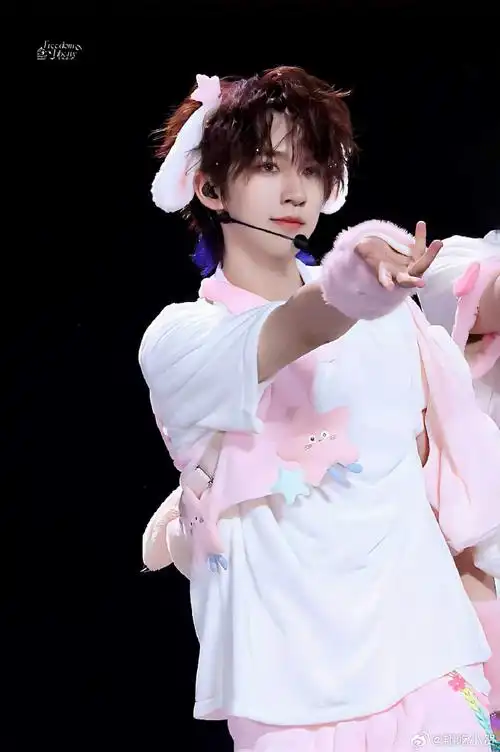 贺峻霖##贺峻霖小兔子耳朵造型