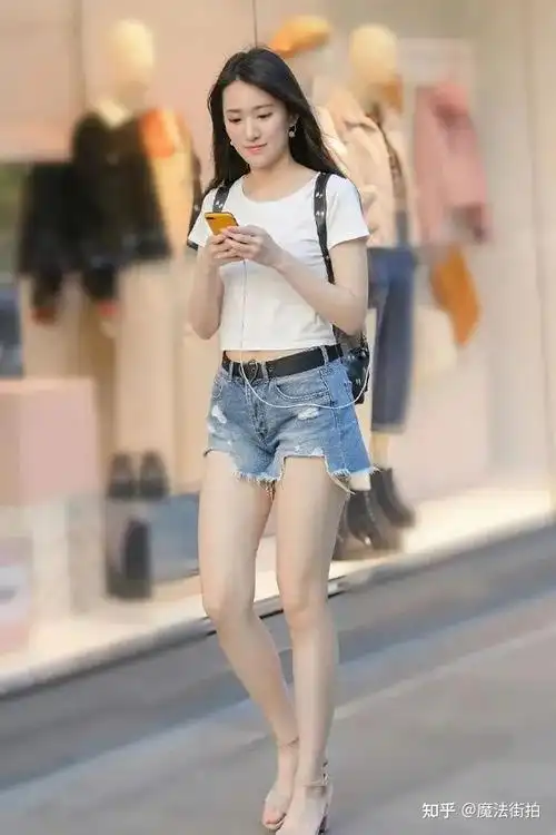 街拍穿破洞牛仔短裤的时尚女生