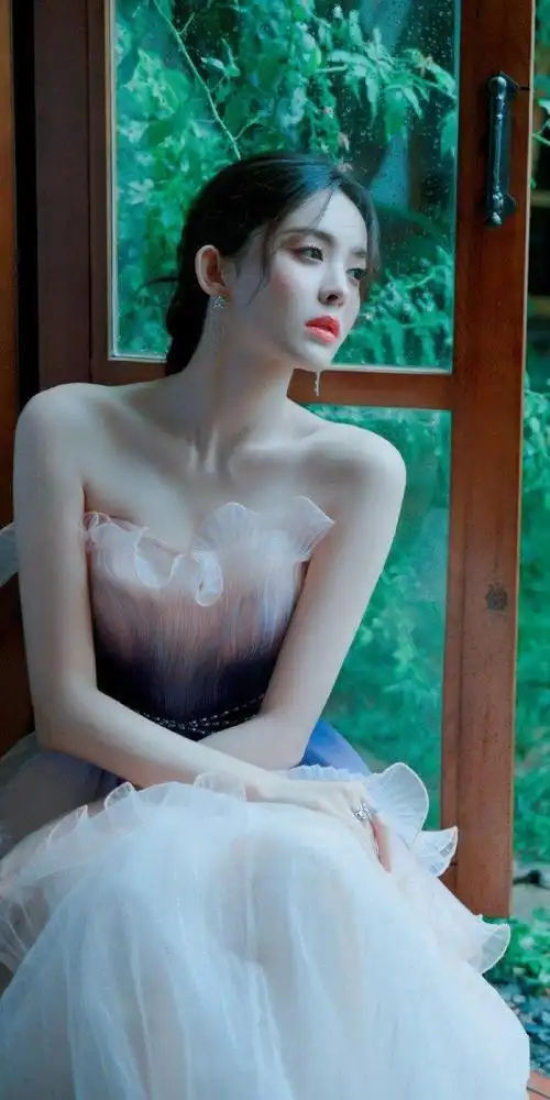 古力娜扎写真组图:抹胸纱裙,优越的锁骨美背,性感迷人