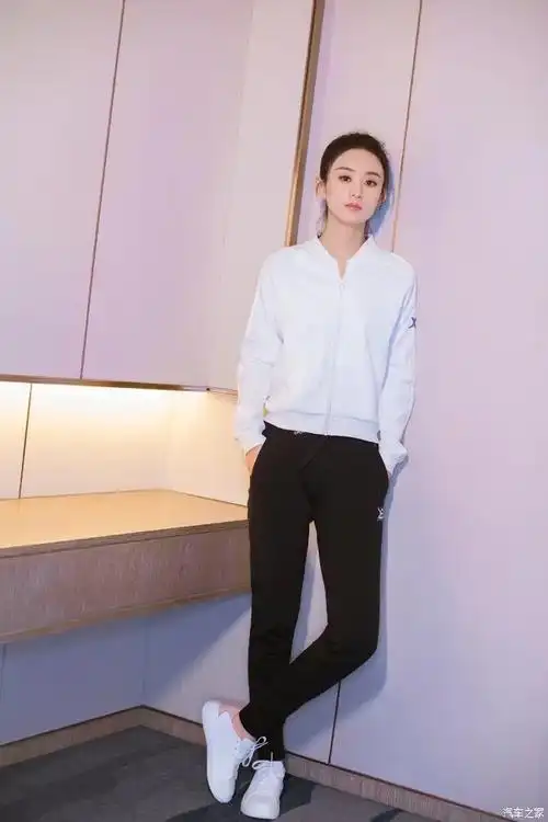 赵丽颖瘦的让人心疼又羡慕,挂脖毛衣超显锁骨,牛仔裤好复古