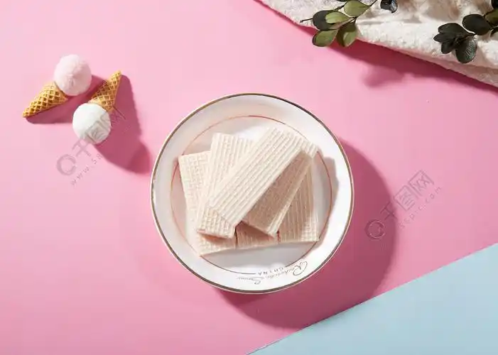 粉红高角度零食威化饼摄影图