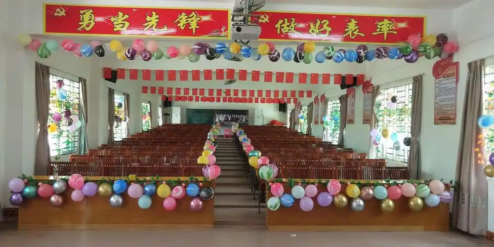 经过大伙的精心布置,会场充满了节日的喜庆.