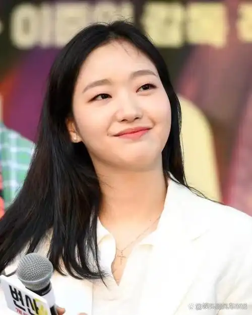 2017年通过主演《天才枪手》火爆了全世界.