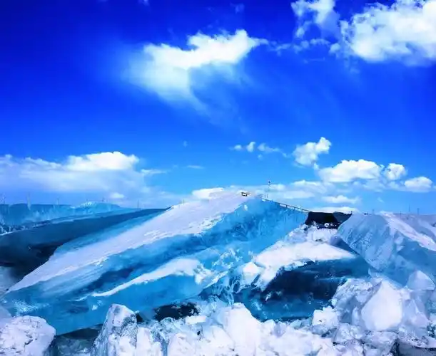 梦幻蓝色的冰雪世界一冬天的俄罗斯的贝加尔湖奥利洪岛上的风彩.