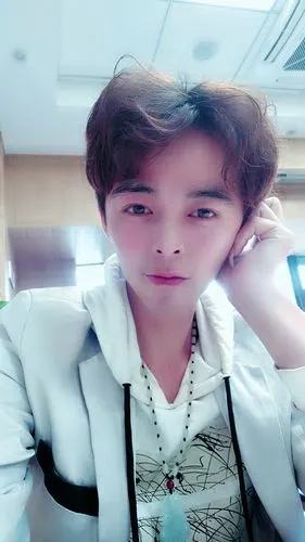 组图罗俊林不一样的颜色发型自拍时尚生活照曝光