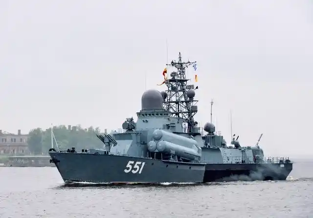 551"暴雨号"为1234型纳努契卡级大型导弹艇,排水量约660吨,其服役的