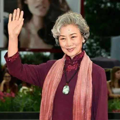 70岁吕中不愧是老艺术家穿旗袍美到了国外满头白发也优雅