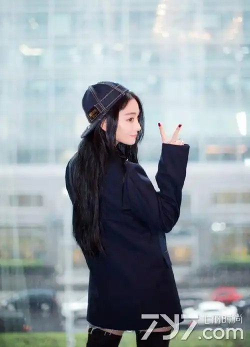 张馨予最新街拍过膝长靴花式秀长腿