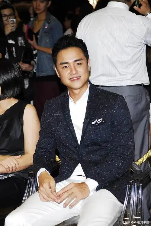 在社交媒体上,明道分享了一张温馨的全家福照片,令粉丝们为他们的幸福