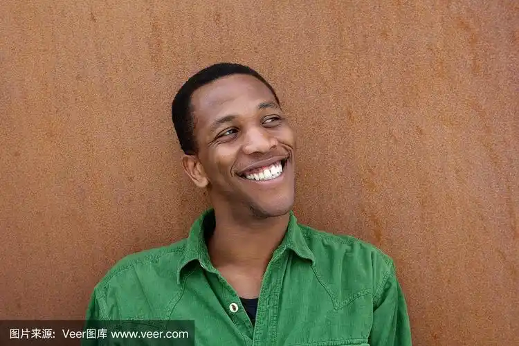 年轻的黑人在户外微笑