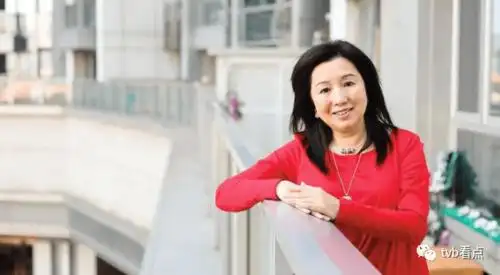 与梅小青梅小惠姐妹聚会63岁关菊英携同性伴侣现身对方为隐形富婆