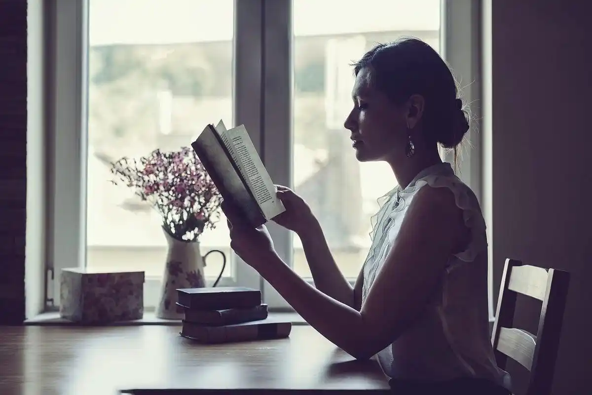 读书,想要提升见识和涵养,必须以经典为范本.