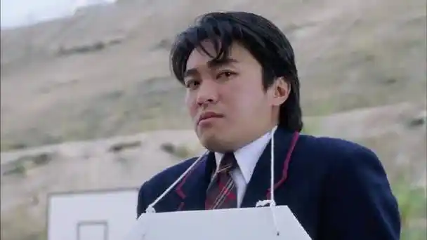 逃学威龙:星爷被罚当众挂牌子罚站,被人当猴子观看,尴尬的要命