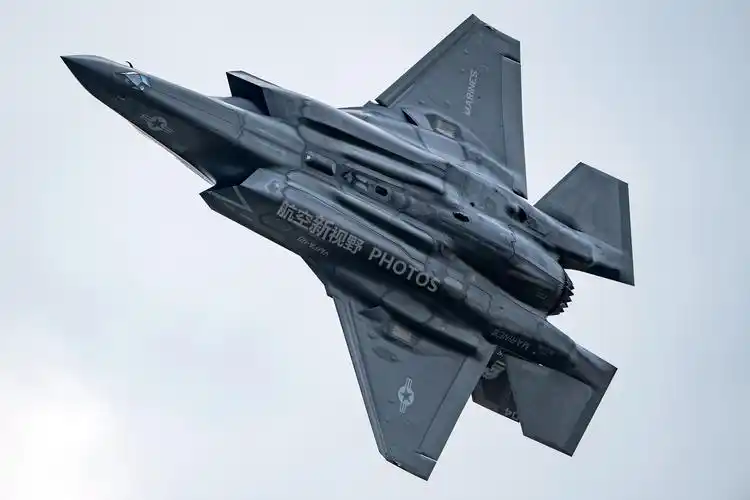 原创f-35b最酷的角度,为具备强大对地攻击能力,机腹曲线形似肌肉